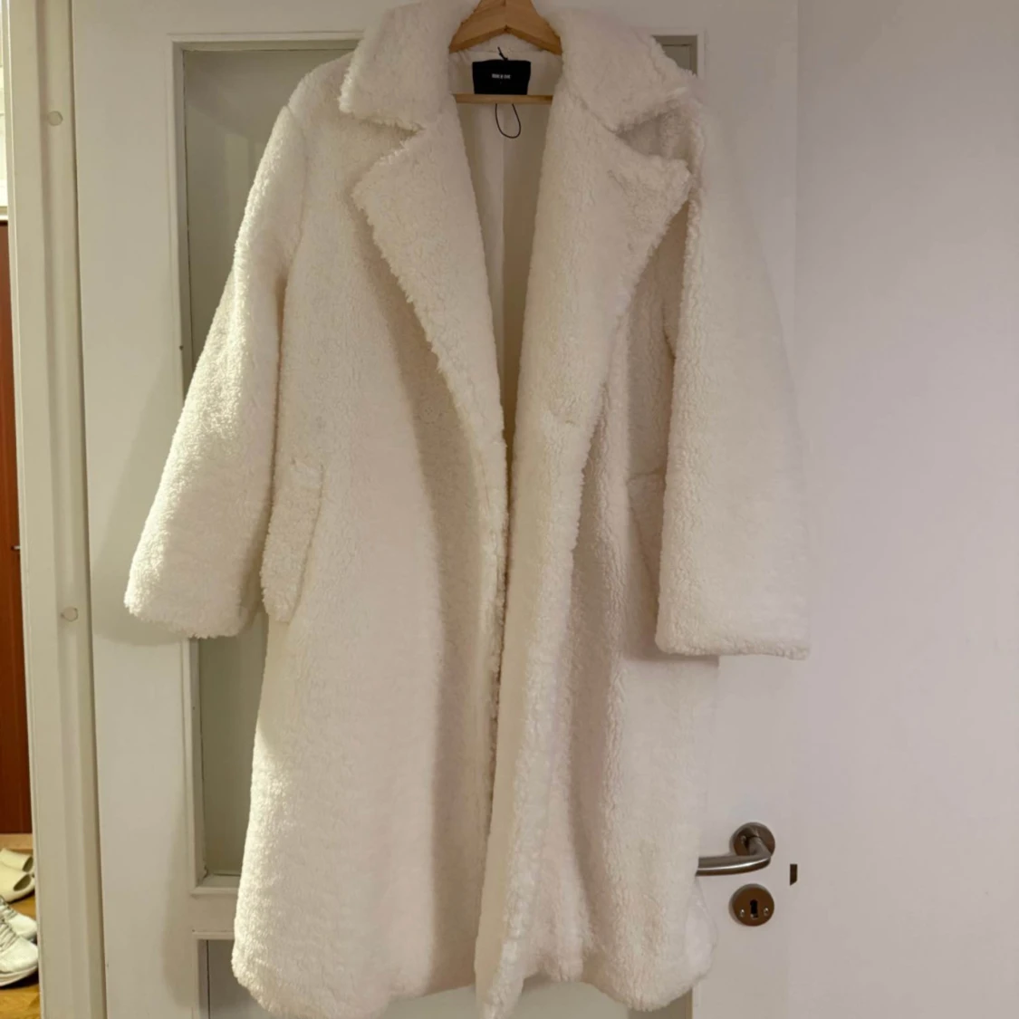 Vit teddyjacka från bikbok