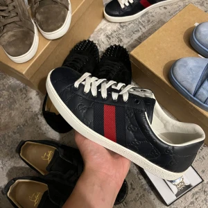 Gucci ace skor - Size: 8.5 | Fits: 43.5 Insole measurement: 27.5cm Excellent Condition! Color: Navy Blue Comes with: No box Retail: 830€