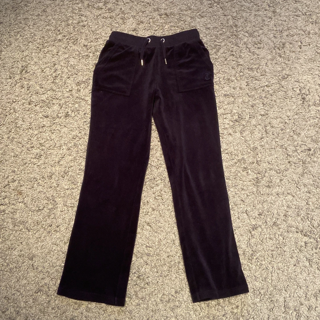 Mörk blå mjukisbyxor i sammet Juicy Couture