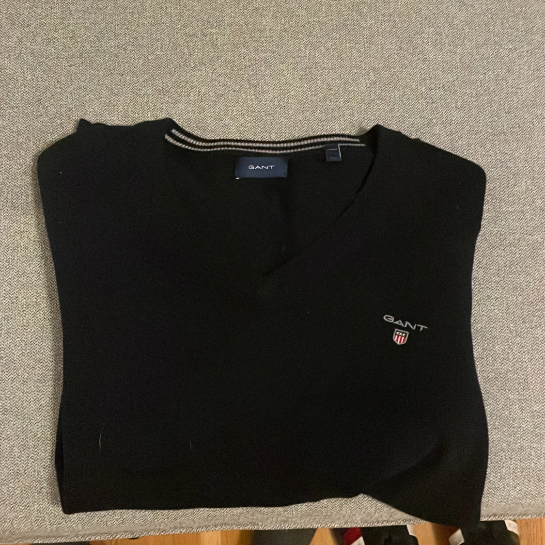 Marinblå v-ringad tröja från GANT - 1