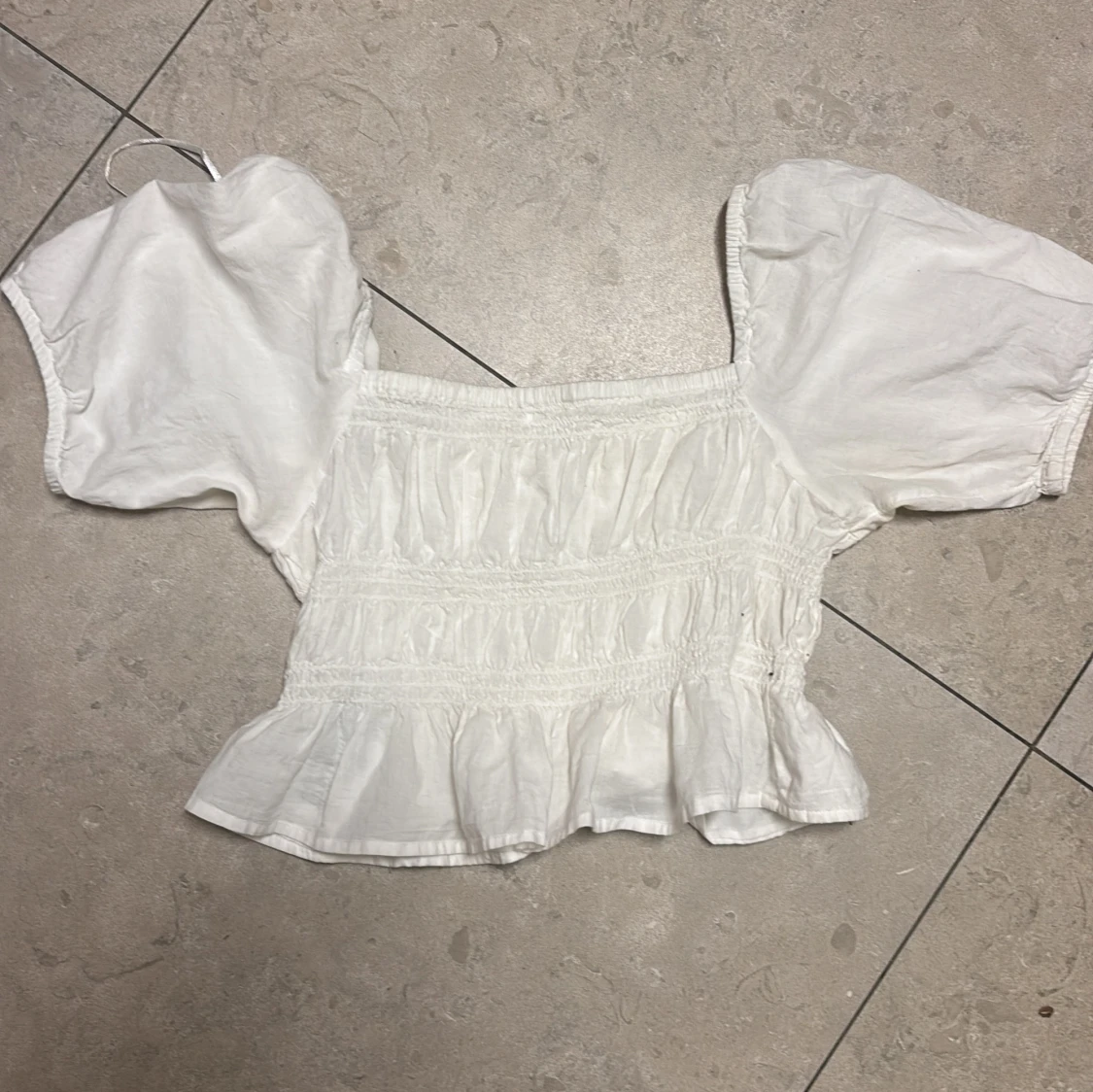 Vit blus med puffärm från Gina Tricot