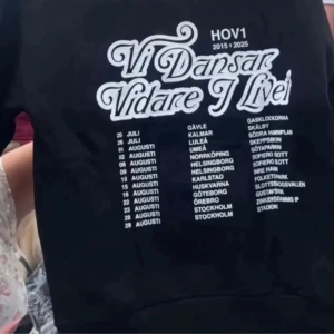 Hov1 hoodie   - Svart hoodie från Hov1 med alla deras sista turnédatum på ryggen och : 'Vi Dansar Vidare I Livet' Klassisk passform med huva och känguruficka. Kan även skicka fler bilder hur den ser ut om nån är intresserad! Pris kan diskuteras så stoppade bara ett pris.
