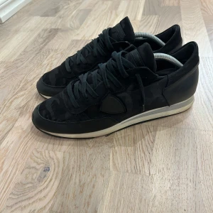 Svarta sneakers från Philippe Model - Tjena! Säljer nu mina Philippe model trainers. Skorna är i fint skick förutom att de har gått upp lite vid sulan. Storlek 43 passar även 44!Pris kan diskuteras vid snabb affär 😁