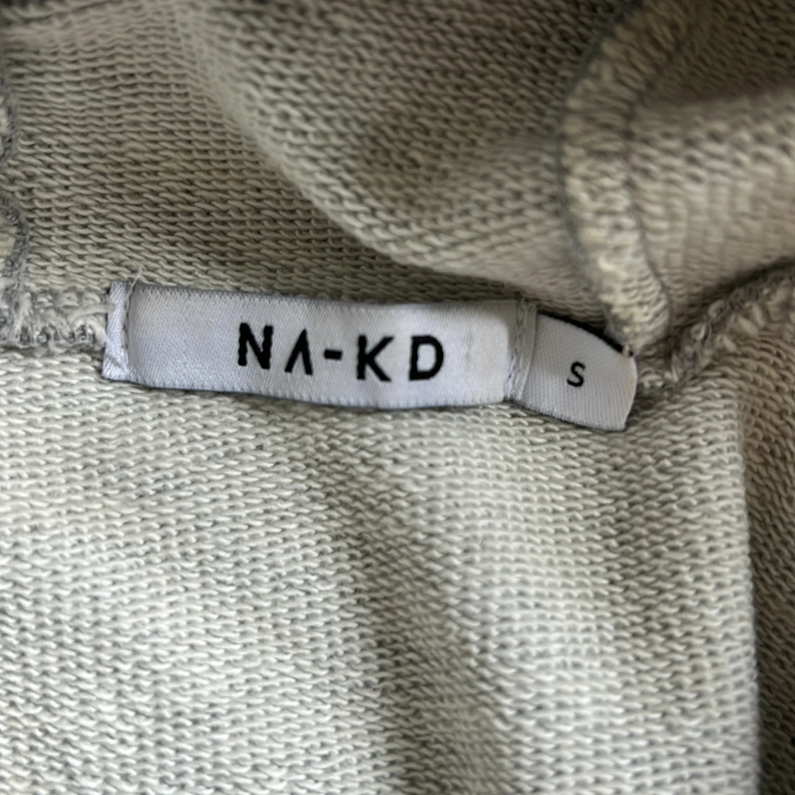 Grå croppad hoodie från NA-KD - 2