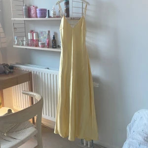 Gul långklänning från Zara i satin - Super fin klänning från Zara som ofta är slutsåld. Klänningen har använts en gång då jag hade på den till min bal. Den är lite skrynklig men det går lätt att fixa. Storlek S.💕 skriv gärna om ni har funderingar om klänningen!