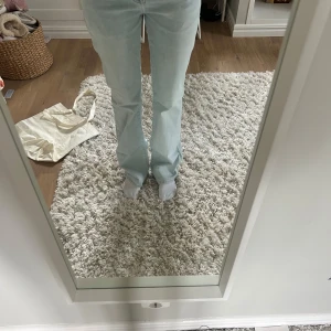Ljusblå flare jeans från LTB - Säljer ett par ljusblå jeans från LTB, modell Roxy. Byxorna har Low waist och flare-ben, HELT SLUTSÅLDA!! 