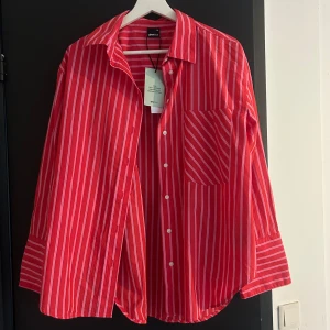 Färgglad skjorta  - Så härlig skjorta från Gina Tricot, helt oanvänd med lappen kvar i strl xs! 