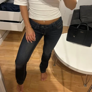 Mörkblå bootcut jeans  - Säljer ett par mörkblå jeans med bootcut passform och snygga sömmar. Det är storlek 26/27! 