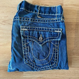 True Religion Jeans Ricky Super T - True Religion Jeans, bra skick men en knapp där back är bytt. Storlek 34, 46cm midja 110cm längd  81cm innerben 23.5cm ben öppning. 