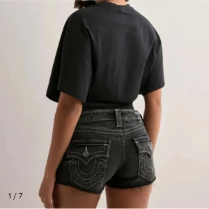 True Religion jeansshorts - Säljer dessa jeansshorts från True Religion💞. Orginalpris 849kr, köpta på Nelly. Använda ett fåtal gånger och inga defekter. Storleken är 29 vilket passar mig som har S/M
