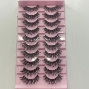 10-pack volymfransar i svart - Säljer ett 10-pack med dramatiska lösögonfransar i svart. Fransarna är fluffiga och har en snygg volymeffekt med längre strån i mitten för en intensiv blick. Perfekt för dig som vill ha extra långa och fylliga fransar. Kommer i en rosa förpackning. C curl fransar🤍🤍.