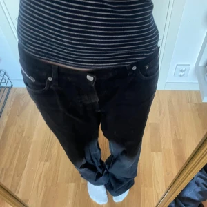 Svarta jeans från Junkyard - Snygga baggy jeans i modellen sktbs (sweet skate) från Junkyard! Använt ett par gånger men fortfarande i bra skick. Skriv för mått💕Nypris: 699