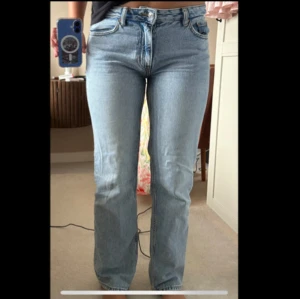 Ljusblå low straight jeans från Gina tricot - Säljer ett par ljusblå jeans från ginatricot i modell low straight. De har låg midja och raka ben. De jag har på mig på bilden är samma modell fast mid, så jeansen jag säljer är lite lägre i midjan. 