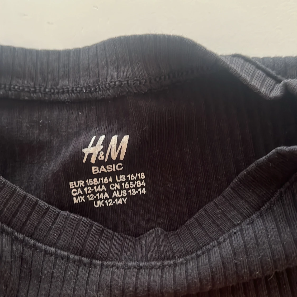 Svart ribbad t-shirt från H&M - 2