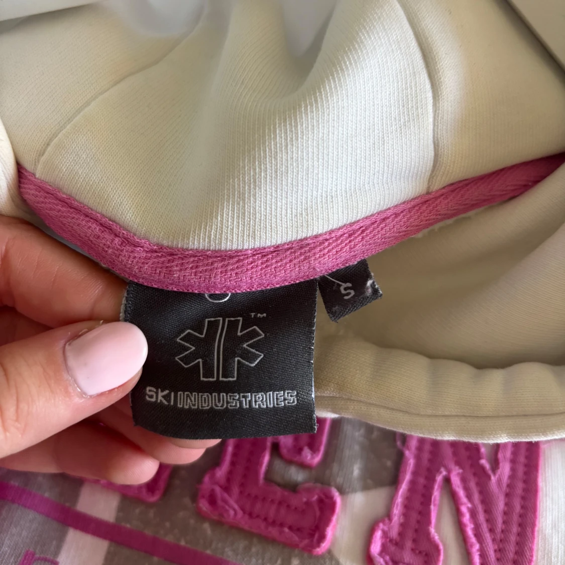 Vit hoodie med Sälen tryck - 2