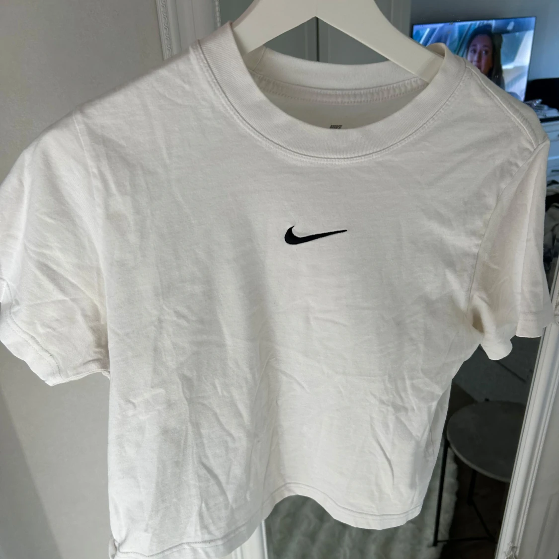 Vit croppad t-shirt från Nike - 2