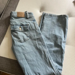 Ljusblå jeans från Gina  - Säljer ett par ljusblå Gina jeans med bootcut passform och låg midja. Klassisk femficksmodell i mjukt jeanstyg, perfekta till sneakers eller boots.