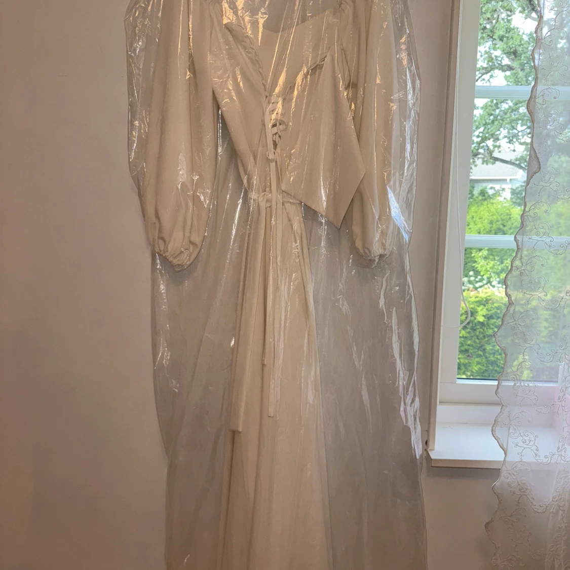 Vit långklänning med puffärmar - 3