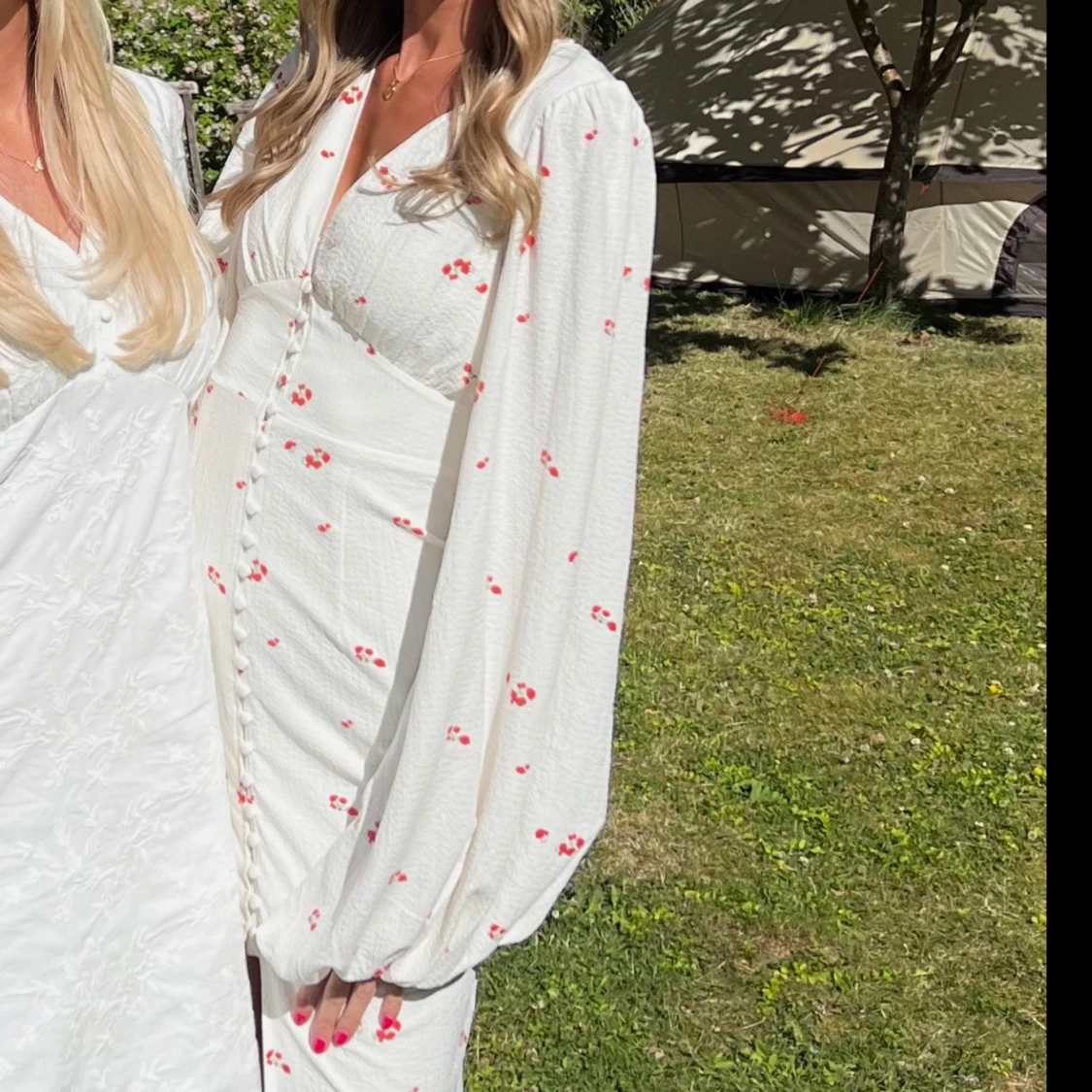 Vit blommig långklänning med knappar