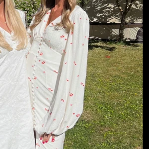 Vit blommig långklänning med knappar - Suuuper fin klänning från Adoore som är sparsamt använd då jag endast har använt den en gång! Köpt för 1695kr!💞💕