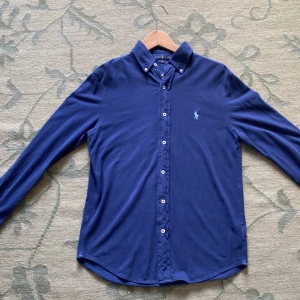 Blå långärmad skjorta från Ralph Lauren - Snygg blå skjorta från Ralph Lauren i featherweight mesh. Nypris 1700kr