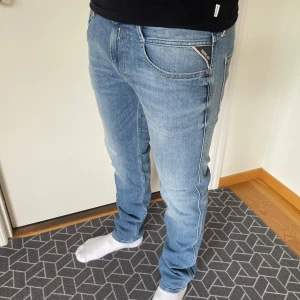 Nya Repaly Jeans - Säljer ett par snygga Replay Anbass jeans i ljusblå tvätt. Jeansen är helt nya med alla tags kvar. Storleken är 32/32. Priset är ej hugget i sten🤗