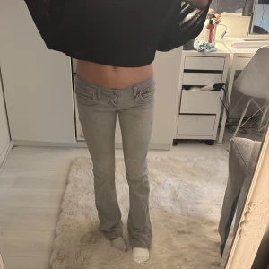 Grå bootcut jeans från LTB - Snygga grå jeans från LTB Blue Addict med bootcut passform och låg midja. Sitter väldigt bra på mig som är 162 och storleken är 25/30 💕💕
