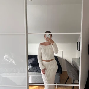 Beige offshoulder+kjol från H&M - Säljs även separat 80kr/plagg