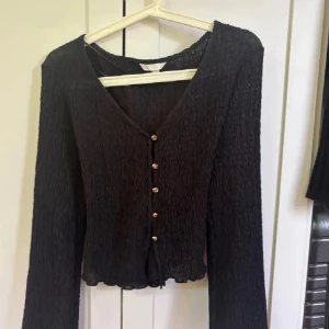 Svart blus med guldknappar - Svart blus från H&M med lång ärm, den är väldigt skön o passar perfekt nu till både slutet av sommaren och hösten! 💘
