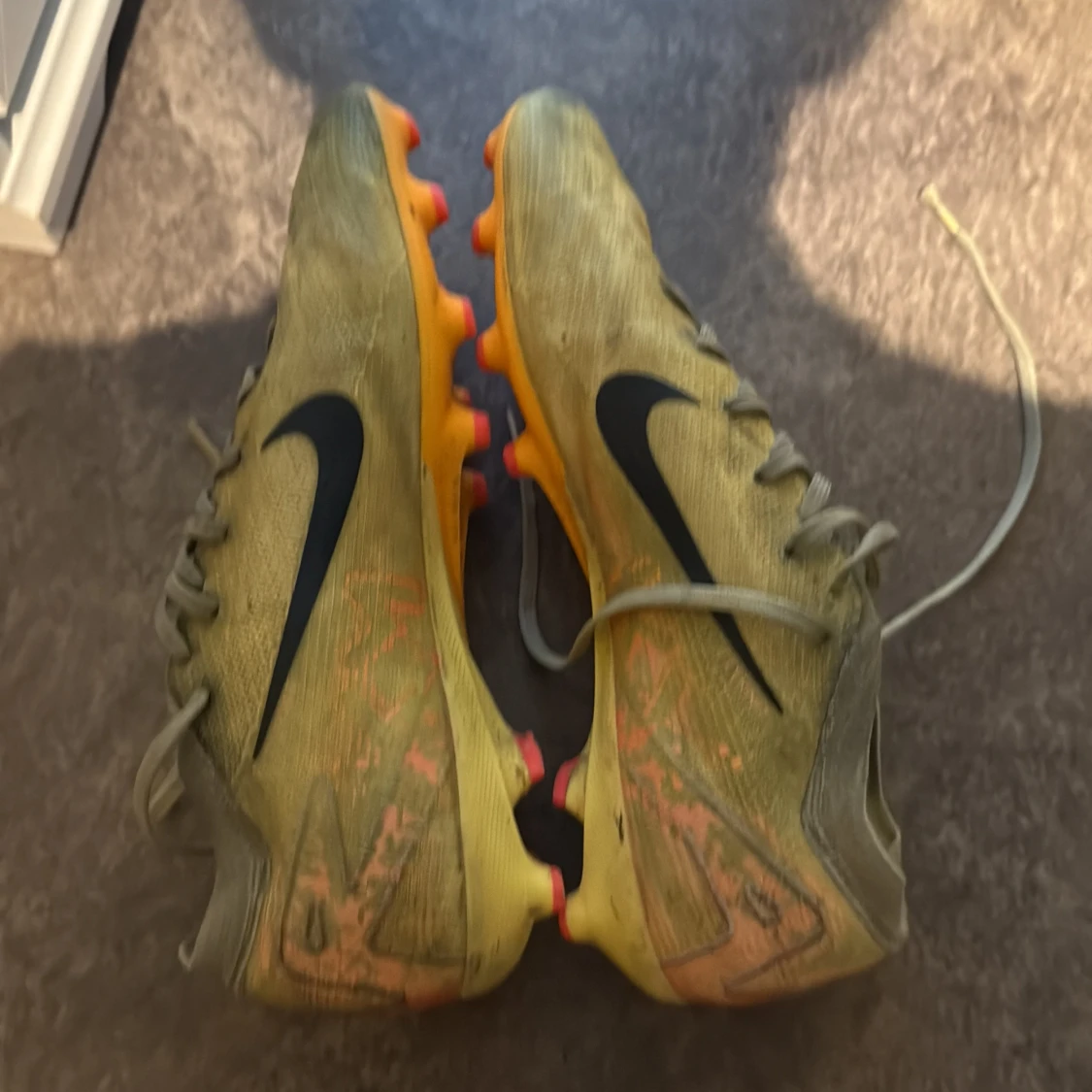 Gula Nike fotbollsskor med svarta detaljer smutsiga men är väldigt sköna skor modell är PRO och är i storlek 42,5  - 1