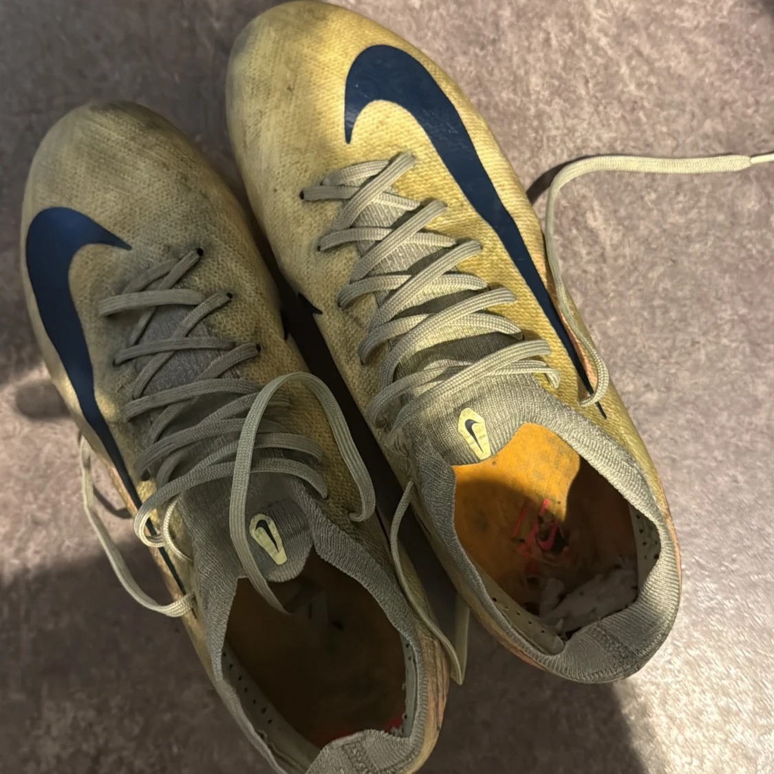 Nike fotbollsskor i gult och blått är lite smutsiga modellen är PRO