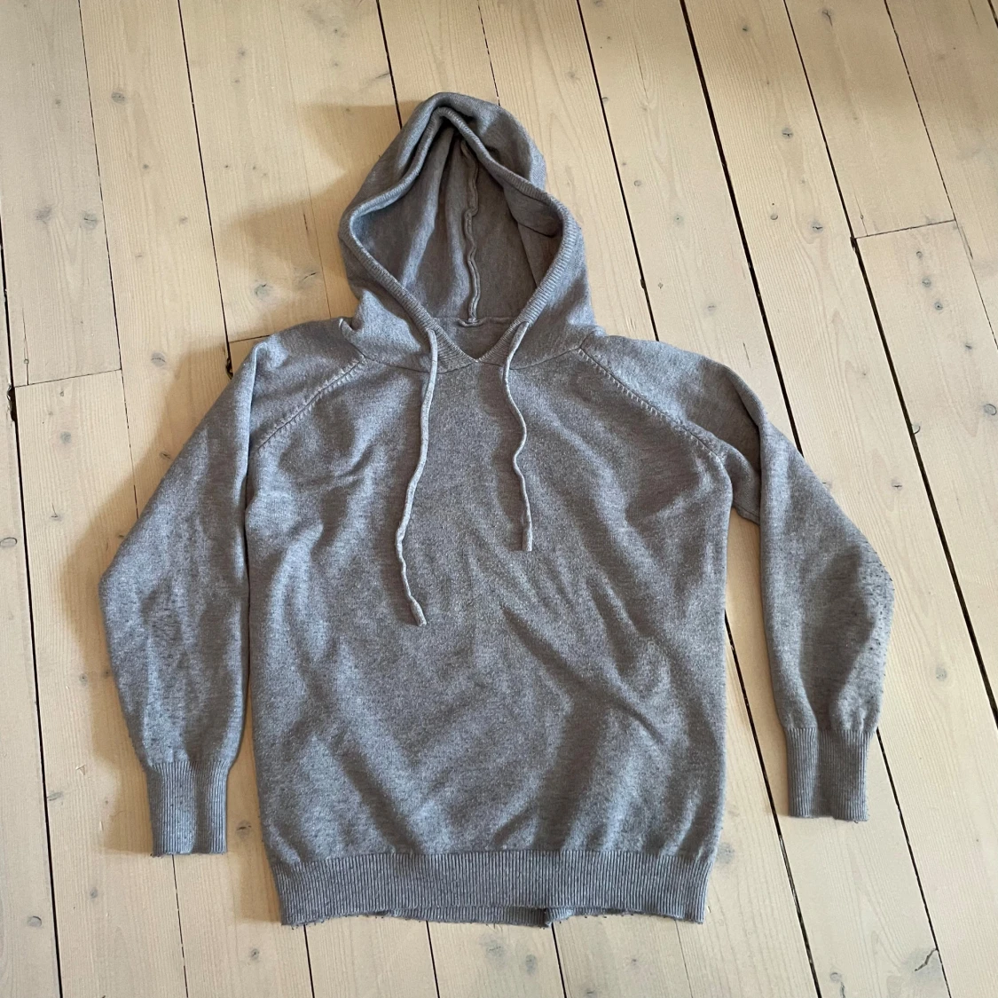 GRÅ MERINOULLS TRÖJA - 2