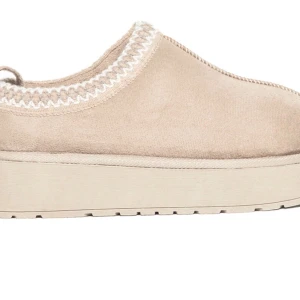 Ugg liknande skor  - Mysiga skor från lager 157, menade som skor men fungerar som tofflor. Påminner om dom trenigt låga bootsen från UGG, aldrig använda. 