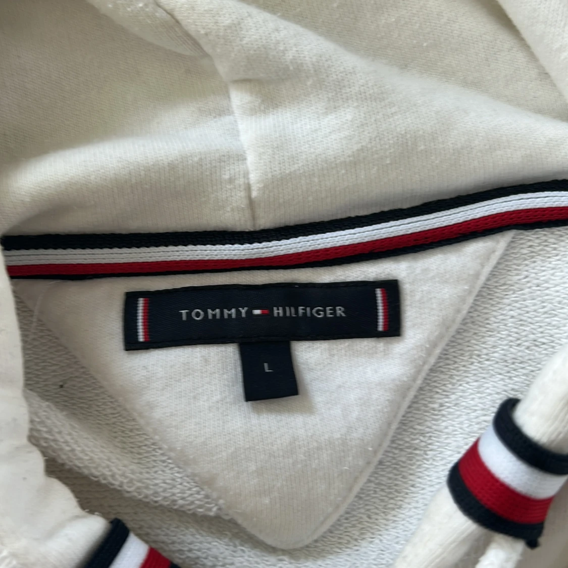 Vit hoodie från Tommy Hilfiger L - 2
