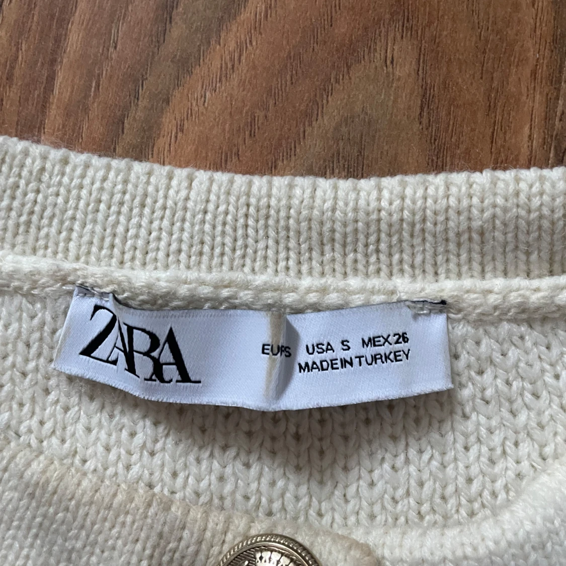 Beige kofta från Zara med guldknappar - 2