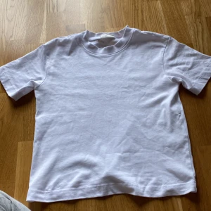 Vit basic t-shirt från Gina  -  Använt två gånger så väldigt bra skick❤️❤️
