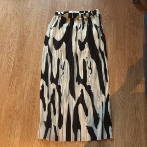 Plisserad långkjol från Object - Långkjol i mycket bra skick storlek 36