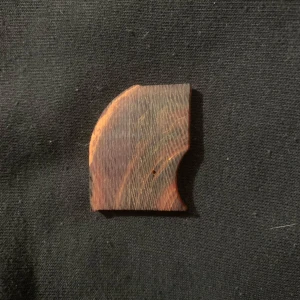 Agat trä bit original  - Bilderna visar en bit trä med intressant ådring och form, men det finns ingen bok, titel eller författare synlig. Ingen information om innehåll, genre eller syfte kan utläsas från bilderna.