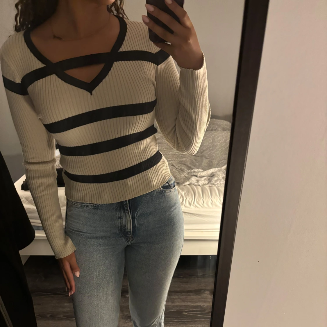 Beige ribbad tröja med svarta ränder från SHEIN 