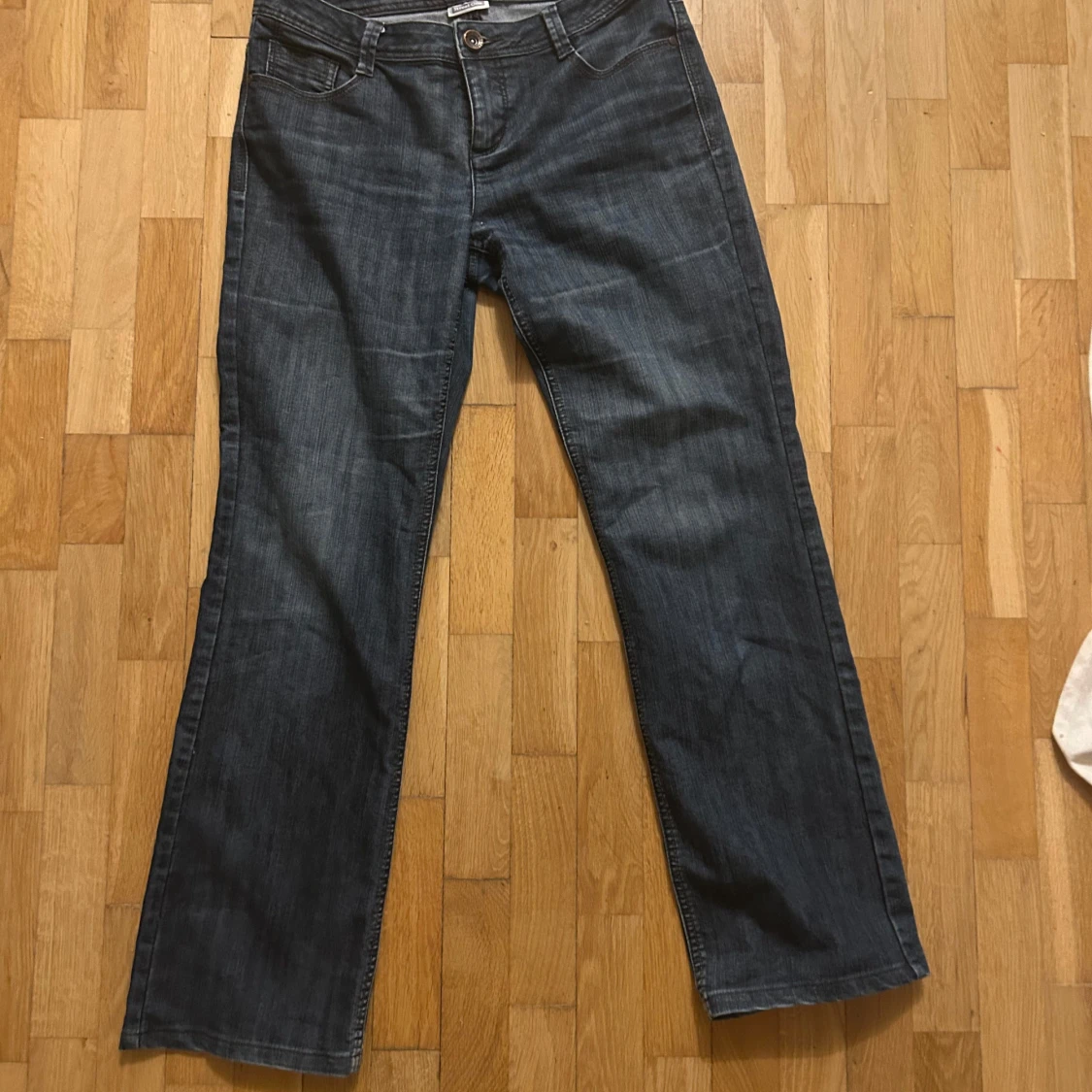 Mörkblå bootcut jeans låg midja