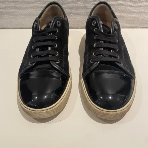 Lanvin Toe Capped Svarta - Säljer nu mina riktigt snygga svarta Lanvin skor, dom har blivit bra omhändertagna men har täcken på användning på sulan. I övrigt är dom i riktigt bra skick, box följer med om man vill. Perfekta nu till hösten när det börjar bli mörkare ute🍂🌌Bara att höra av er om ni har några frågor!!🙌💯 (Nypris: 4999kr+)