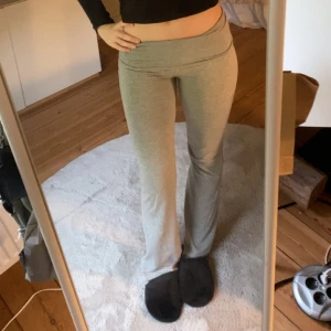 Grå yogapants  - Säljer ett par yogapants i mjukt bomullsmaterial och har en skön, loose passform. Perfekta för chill dagar eller när du vill ha något bekvämt men ändå snyggt.yogapantsen är från Ginatricot💕