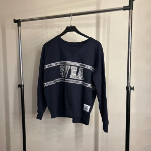 Mörkblå sweatshirt från Svea - Mörkblå sweatshirt från Svea. Skön och fin passar bra me typ trännigsbyxor elr någon mörkkjol! Är L men sitter jättebra på mig som brukar ha s/m på tröjor