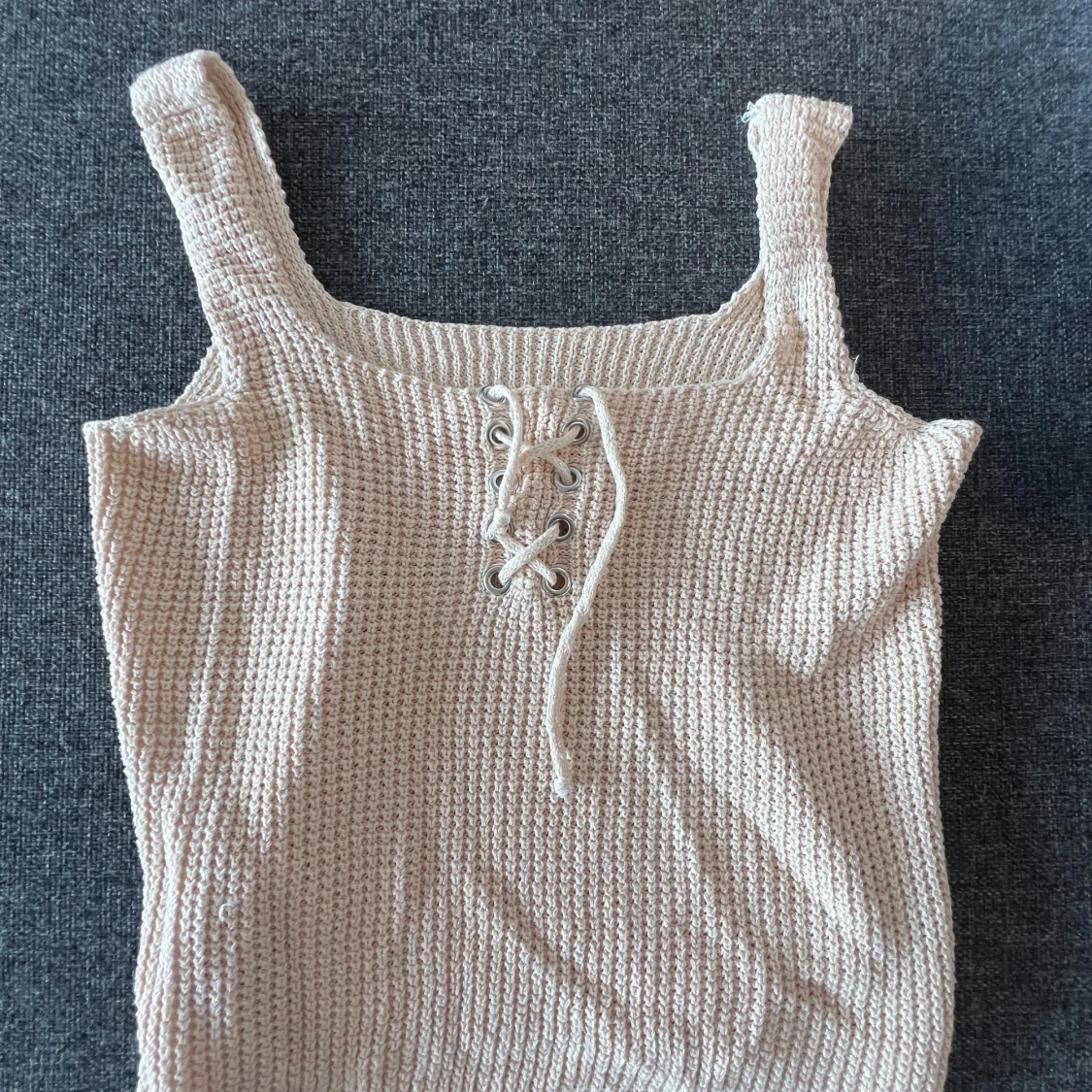 Beige stickad linnetopp med snörning