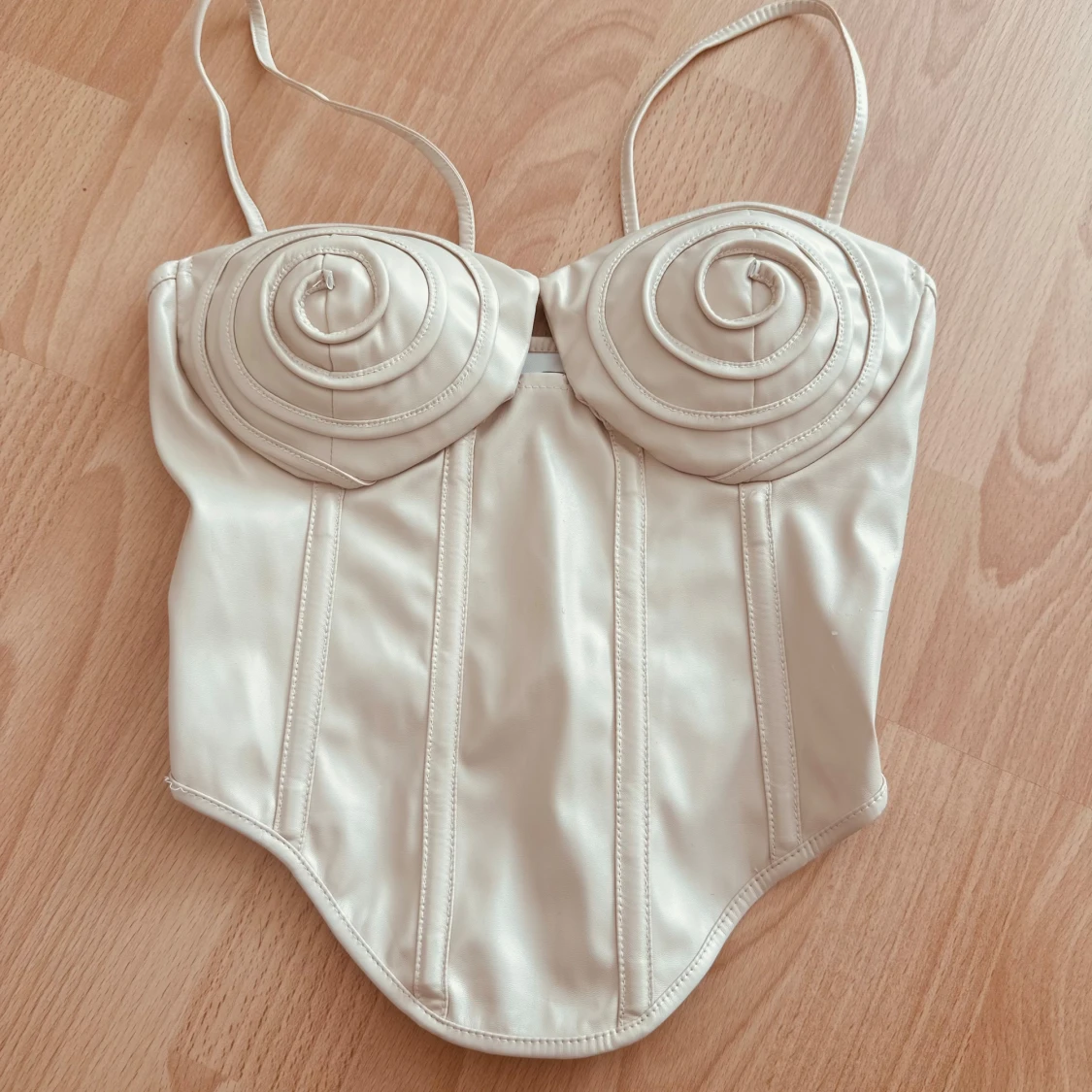 Beige korsett från PrettyLittleThing