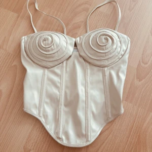 Beige korsett från PrettyLittleThing - It has been sewn because it’s a little big on me, but you can remove the thread yourself. 