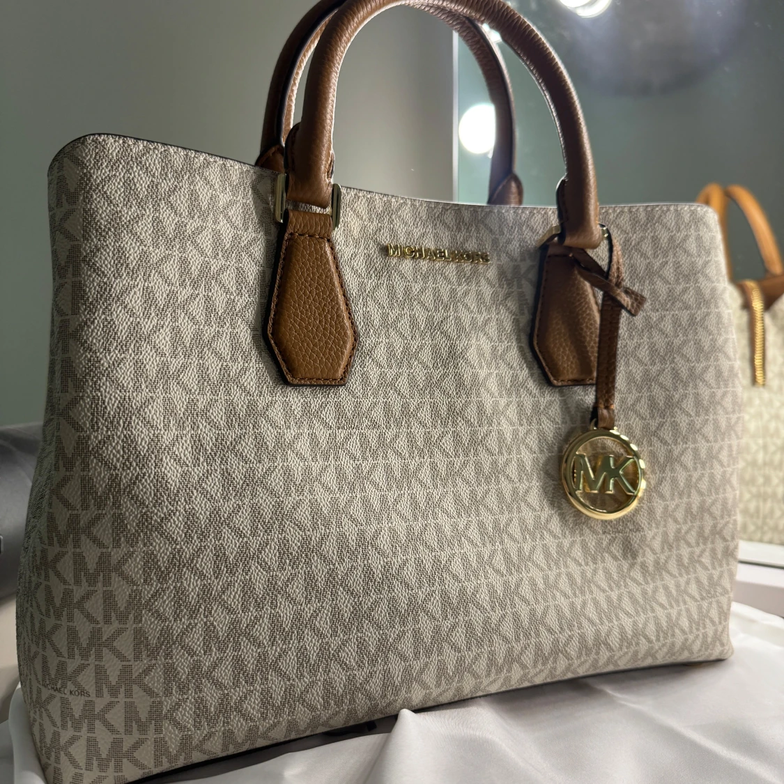 Beige handväska från Michael Kors - 1