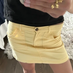 gul kortkjol H&M - Snygg gul kortkjol från H&M med två stora fickor framtill, bälteshällor och dragkedja med knapp. Perfekt för dig som vill ha en fräsch och somrig look❣️❣️❣️Storleken är ganska liten för mig men den passar fortfarande hyfsat bra. Kontakta mig vid eventuella frågor🫰