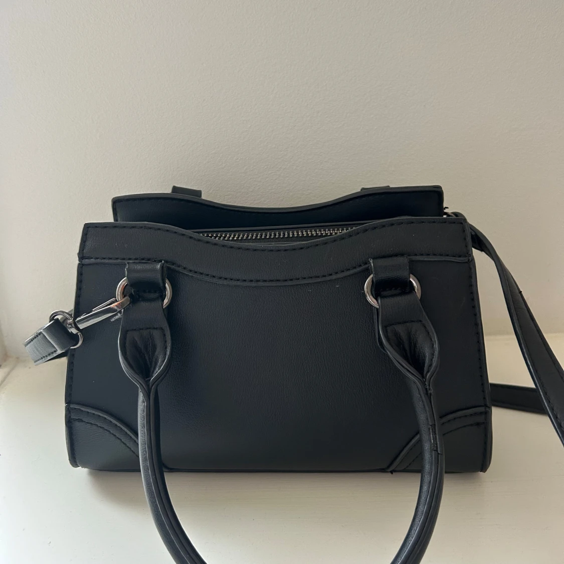 Svart väska från Gina Tricot  - 2