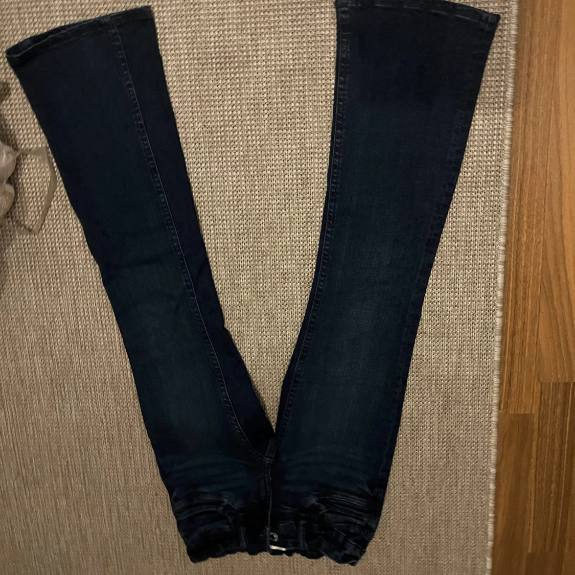 Mörkblå bootcut jeans Gina Tricot